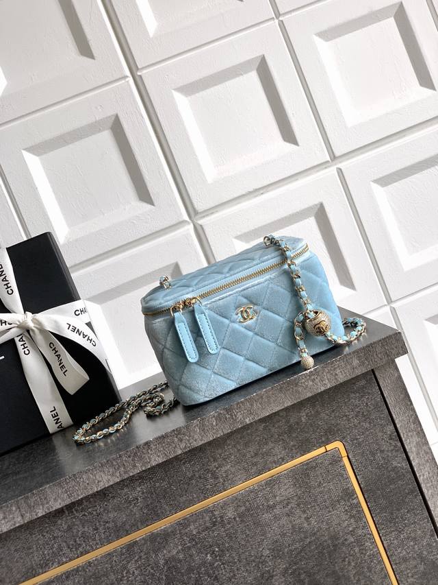 Glacier Blue Silk Diamond Gold Bead Buckle Ohanel 25B Bestselling Box Bag. Exqui
