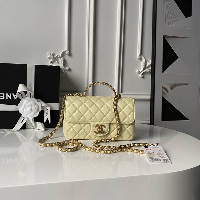 Chanel 25K Diamond-Studded Flap Bag As5813. The exquisite handle design adds a t