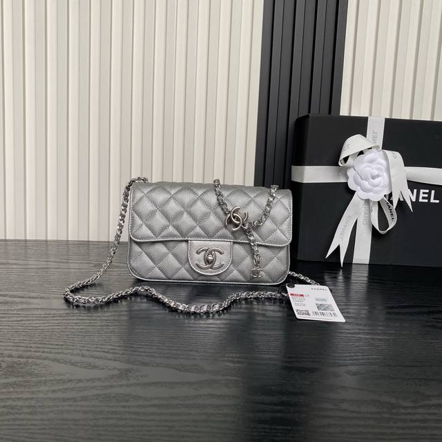 Chanel 25B Exquisite Double C Buckle CF Series As5759. Made of calf leather with