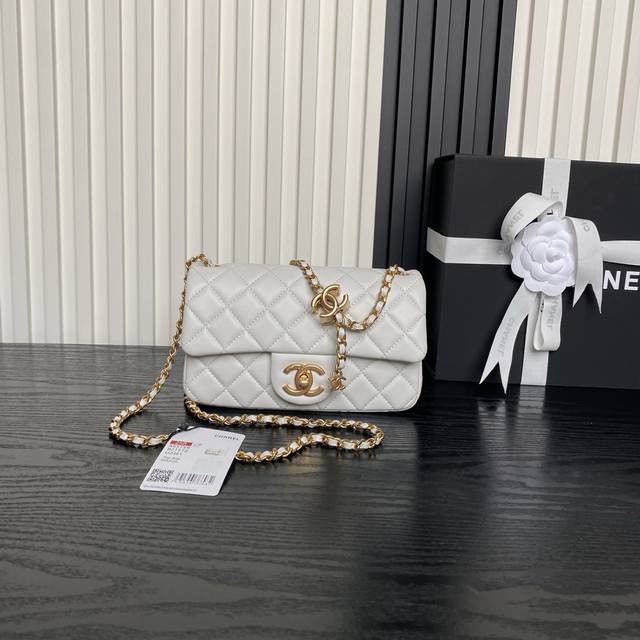 Chanel 25B Exquisite Double C Buckle CF Series As5759 Lambskin with Gold Metal C