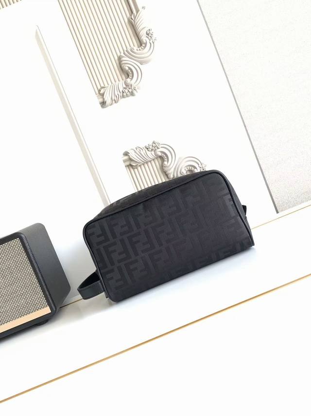 This large Lui handbag features a soft design, crafted from subtly textured blac