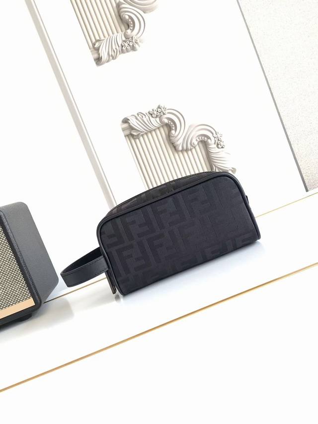 This large Lui handbag features a soft design, crafted from subtly textured blac