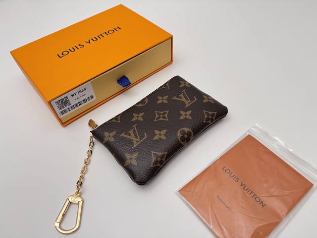 顶级原单 M13559更新为可携带日常用品的紧凑版“pochette-Cree”。这是1984年诞生的“pochette-Clé”系列的新作。以签名单体画布完成