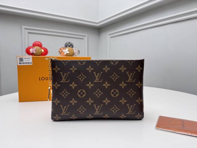 顶级原单 M13560 pochette CléS 中号钥匙零钱包为诞生于 1984 年的经典系列再添新员。Monogram 涂层帆布塑造流畅构型，顶部拉链和链