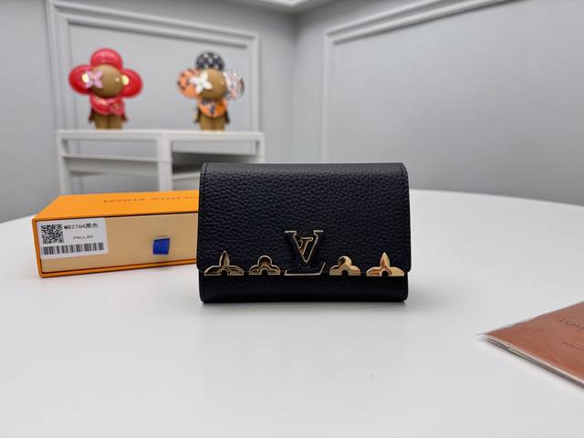 顶级原单 M82764黑兼具风格和实用性的“portefeuille Capsine Compact”。全粒柔软的三角皮革打造的小钱包，有8个卡槽，拉链零钱包，