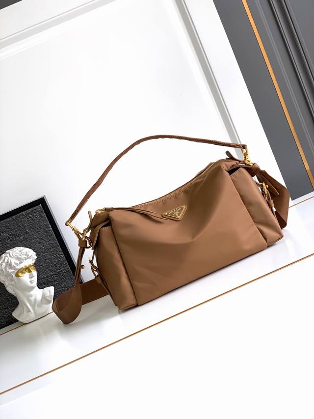 New Explorer Bag This explorer bag is made of imported nylon fabric and calfskin