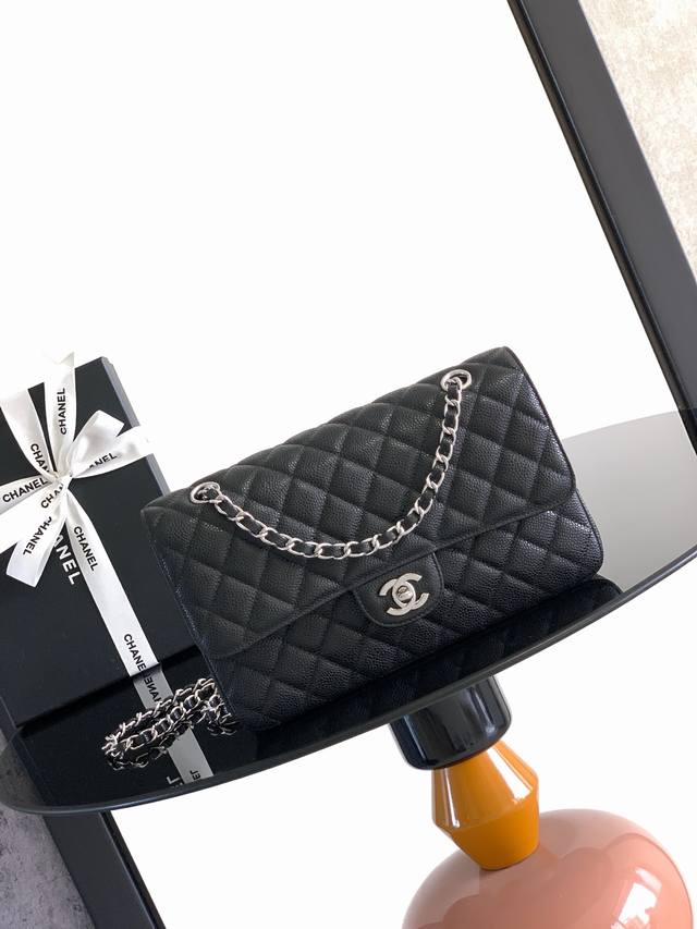 French high-end custom-made Chanel Classic Flap Bag. Made of genuine leather wit