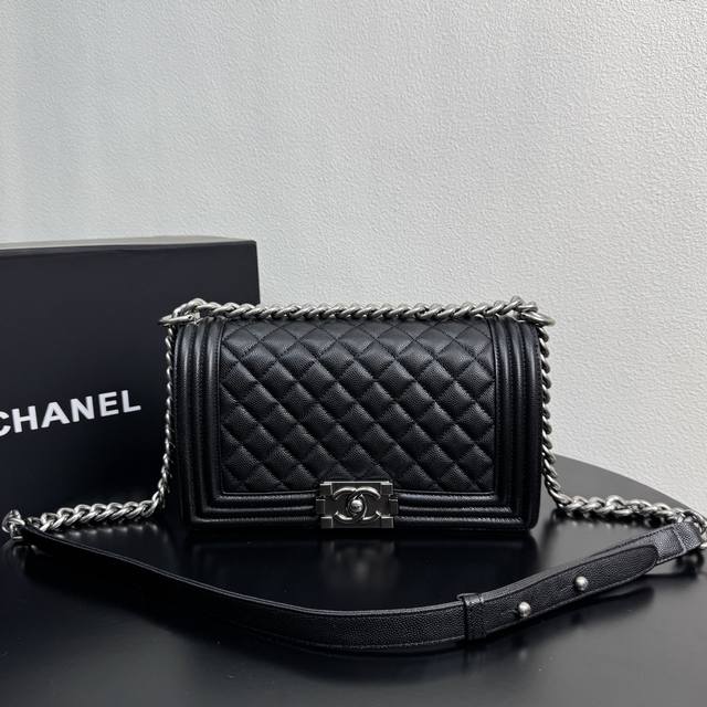Chanel 67086, made of lambskin and cowhide with caviar-coated thickened electrop