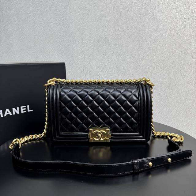 Chanel 67086, made of lambskin and calfskin with caviar-coated thickened electro