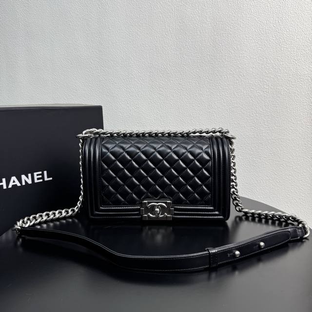 Chanel 67086, made of lambskin and cowhide with caviar-coated thickened electrop
