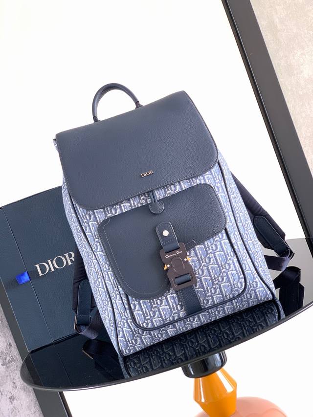 This saddle-style flap backpack features a stylish, original design that highlig