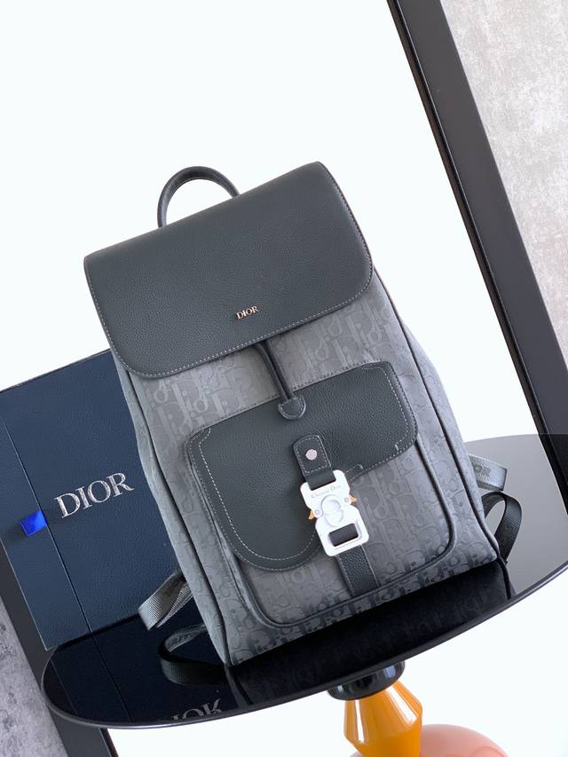 This saddle-style flap backpack features a stylish, original design that highlig