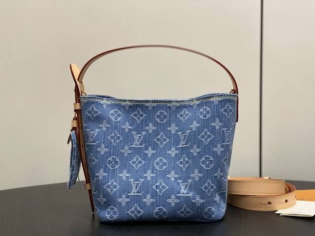 原单精品 M28107蓝色 丹宁牛仔水桶包 All In Bb 手袋 All In Bb 手袋取材丹宁布焕新呈现，为 Denim Rendez-Vous 系列添