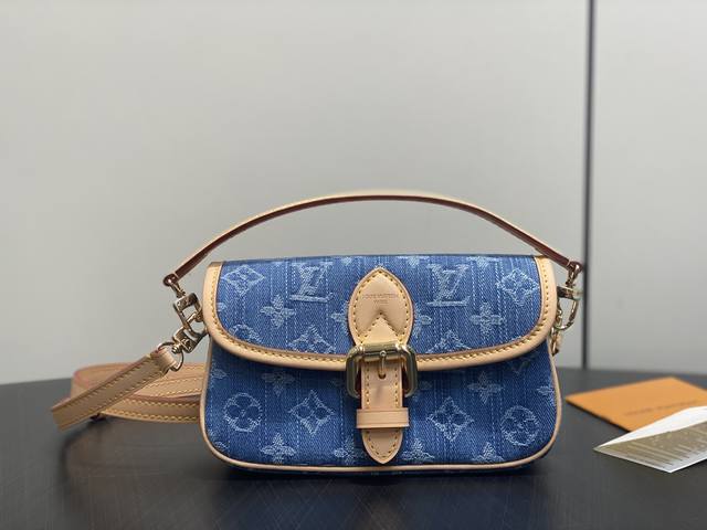 原单精品 M27700蓝色 丹宁牛仔迷你法棍 Nano Diane 手袋 本款 Nano Diane 手袋取材丹宁布添注新意，悠然随行周末出游。棉质包身塑就现代