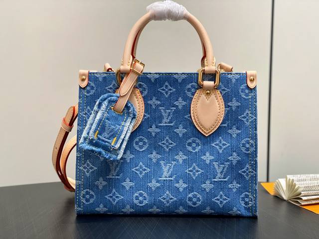 原单精品 M14633蓝色 丹宁牛仔四方包 本款 Onthego 小号手袋选用棉质丹宁织就 Monogram 图案，经漂白和砂洗后呈现复古风范。拆卸并调节的肩带