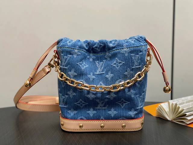 原单精品 M83043蓝色 丹宁牛仔链条包水桶包 当季新款 Nano Noé 水桶包 本款 Nano Noé 双肩包为棉布渲染潮流丹宁色调，再令经典 Monog