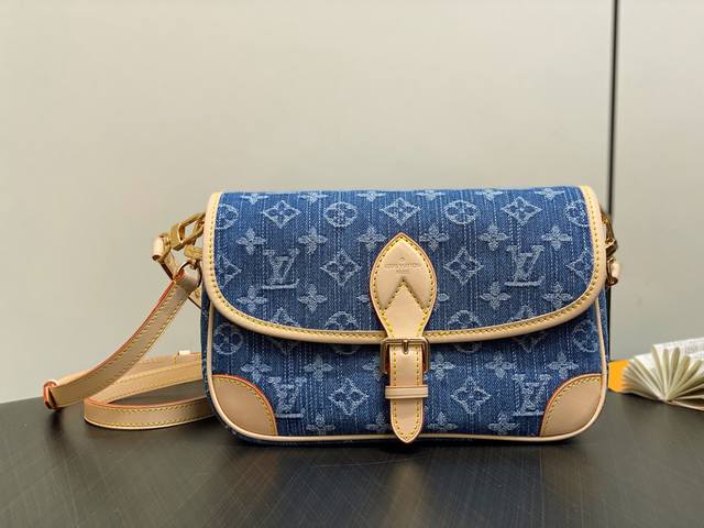 原单精品 M13070蓝色 丹宁牛仔法棍包 新款 Diane 手袋 黛安挎包是由 Monogram Empreinte， 以有机纺织品标准认证的棉纱织就Mono