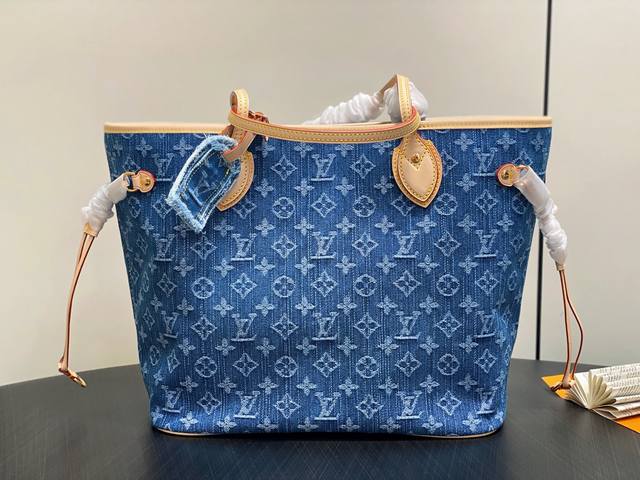 原单精品 M13192蓝色 丹宁牛仔购物袋 Neverfull Mm 手挽袋 這款標誌性Neverfull Mm手挽袋今季以雋永的Monogram牛仔布重新演繹