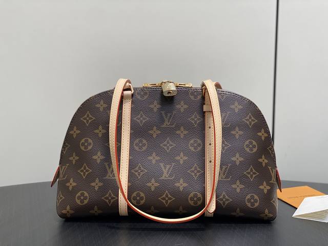 原单精品 M28951老花 单肩腋下包 Squire 小号手袋 本款 Squire 手袋致敬 1934 年诞生的 Alma 手袋前身，以 Monogram 帆布