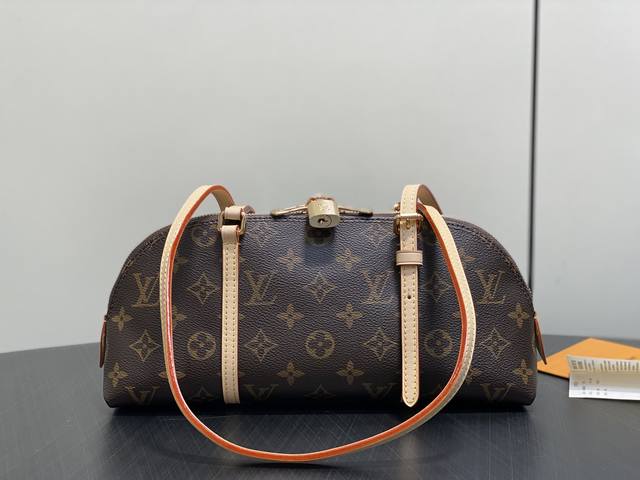 原单精品 M28953老花 单肩腋下包 Squire East West 手袋 致敬 1934 年诞生的 Alma 手袋前身，以 Monogram 帆布和皮革饰