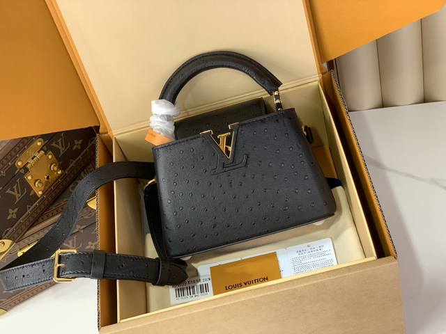 原单精品 M54899黑色鸵鸟 全皮Cap那英款Capucines 迷你手袋 N48865 高贵的鸵鸟皮纹，奢华的山羊皮衬里，闪亮的金属饰件，特有的Capuci