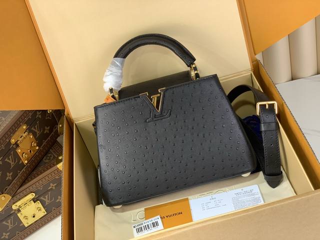 原单精品 M54899黑色鸵鸟 全皮Cap那英款 Capucines Bb 手袋 N48865 高贵的鸵鸟皮纹，奢华的山羊皮衬里，闪亮的金属饰件，特有的Capu