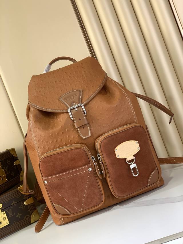 原单精品 M89112棕色 鸵鸟 全皮双肩包 Montsouris Cargo 双肩包 Montsouris Cargo 双肩包采用牛皮革包身和织物内衬，观感光