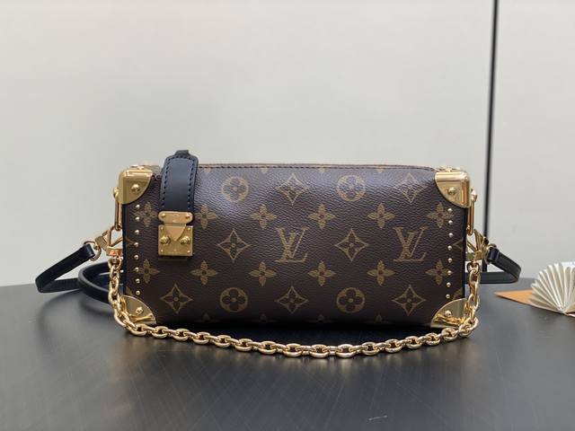 原单精品 M13147老花 软盒子走秀款系列 当季新款 Slim Trunk 手袋 Slim Trunk 手袋以优雅之姿亮相 2025 Cruise 早春秀场，