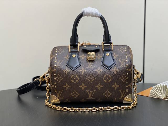 原单精品 M13146老花黑皮 走秀款枕头包系列 Speedy 20 铆钉秀款 Lv枕头这一季Louis Vuitton秀款 Lv2025早春系列]酷黑皮革与小