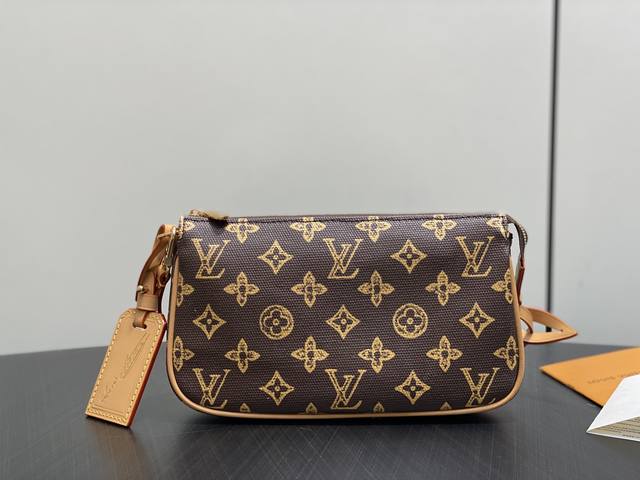 原单精品 M27718老花棕色 麻将包 pochette Accessoires 手袋 为纪念象征性的路易威登Monogram的130周年，以适合日常造型和晚装