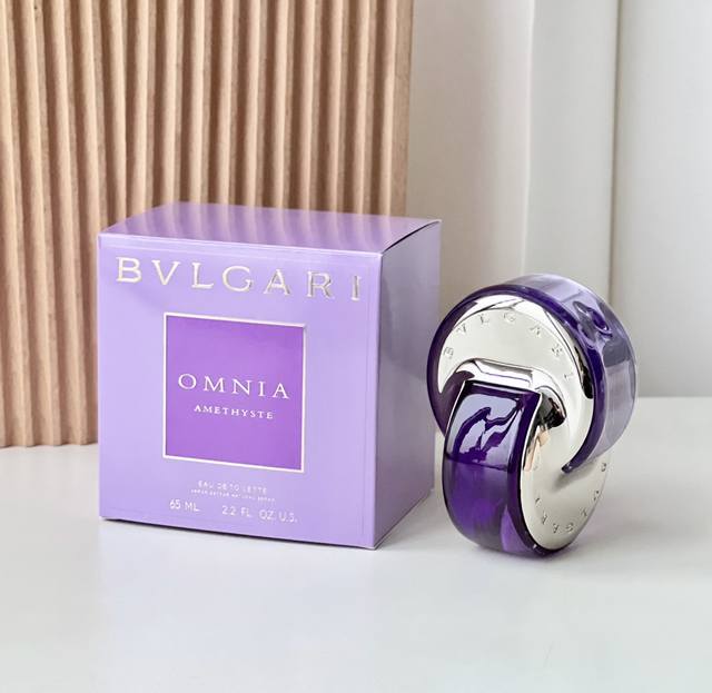 Bvlgari Omnia AméThyste宝格丽 紫晶女士淡香水 65Ml 创作主题源自意大利文艺复兴时期绘画中最常见的鸢尾花，塑造出柔和且多变的木质花香调
