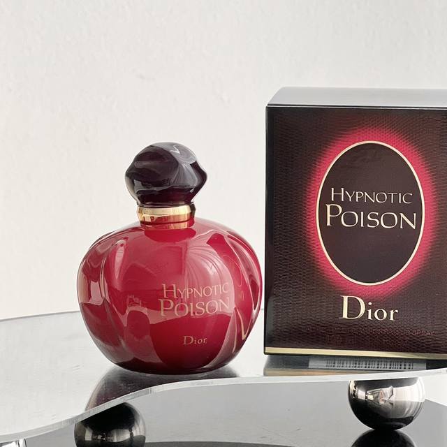 Dior 迪奥红毒香甜四溢，奶油香瓜子的味道 前调：杏李子椰子 中调：晚香玉 茉莉铃兰玫瑰 巴西红木 葛缕子 后调：檀香木 杏仁香草麝香 甜，是让人满足的味道。