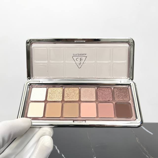 高品质 3Ce十二色眼影杏粉盘。 Gf002编码！Motion Frame杏粉盘 3Ce12色眼影盘这系列我实际用下来，对水泥的第二行第二个颜色超爱，但整体还是