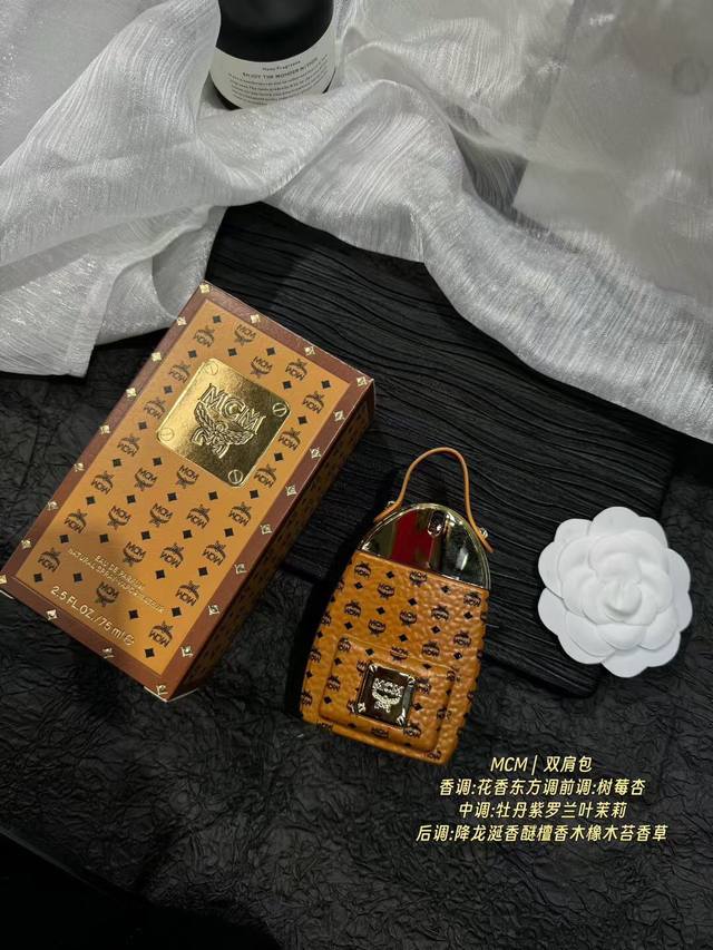 原单品质 甜香爱好者你别走 茉莉香水诱惑入魂｜Mcm双肩包75Ml 关于香气 瓶身以Mcm经典的Stark背包为灵感来源 旅行爱好者的不二之选的清新香气 以酸甜