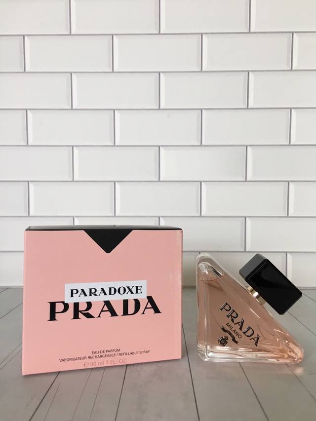 原单品质 普拉达我本莫测女士浓香水90Ml prada新香-我本莫测香水，扑面而来都是甜甜的 橙花芽的前调渐变成木质琥珀香后调 这个后调的木质琥珀秋冬喷真的很有