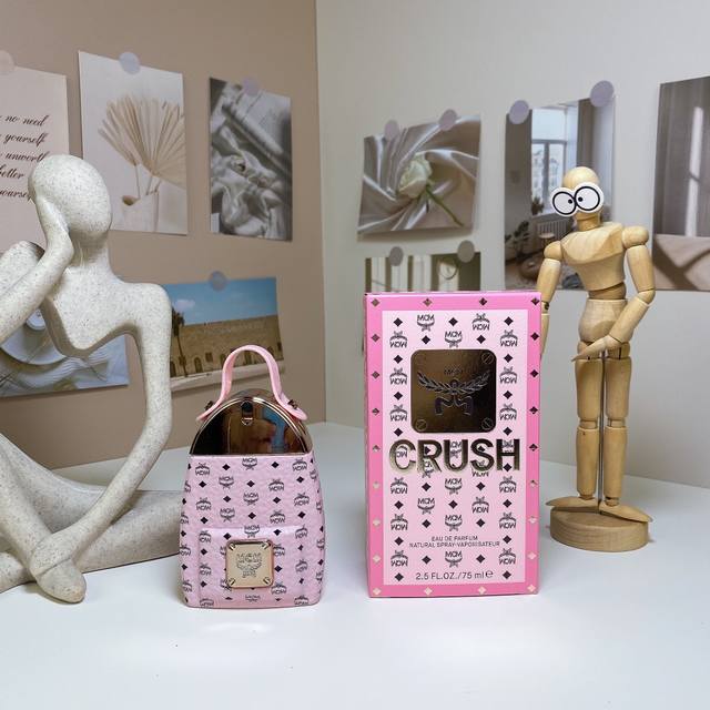 原单品质 Mcm恩思恩 怦然心动 粉色双肩包 女士浓香水75Ml Mcm Crush, 香调：木质花香调 前调：梨粉红胡椒黑加仑蜂蜜 中调：木兰玫瑰牡丹 后调：