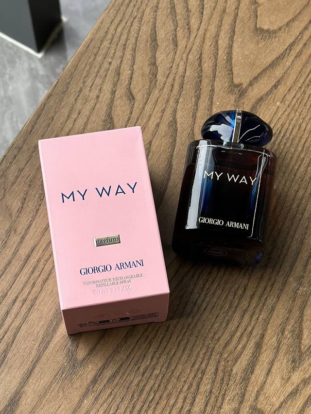 原单品质 阿玛尼高级香 My Way馥郁版 规格:90Ml 香调：花香调 前调：佛手柑、橙花 中调：晚香玉、鸢尾、紫堇 基调：雪松木、香草、白麝香 “冲破粉蓝边