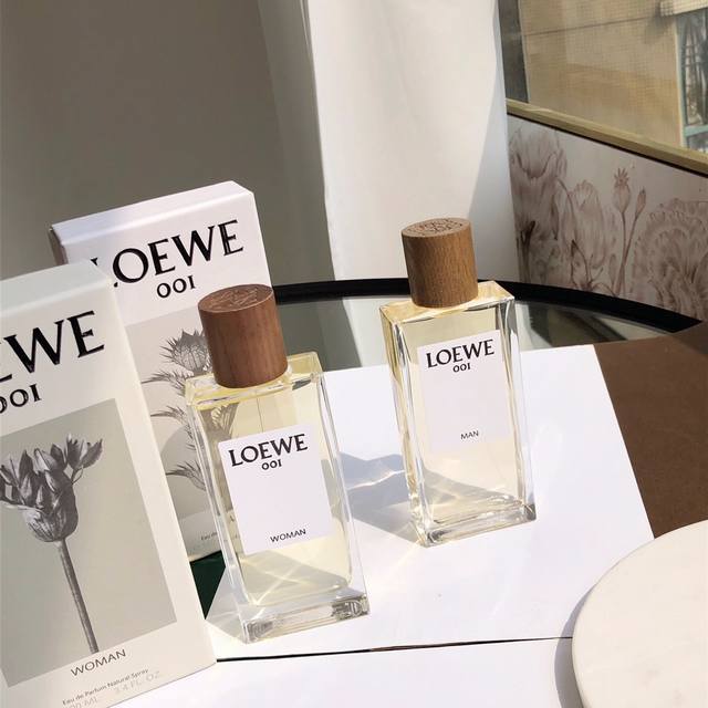 原单品质 Loewe系列男女香水,颜值香味都非常在线,罗意威001的设计灵感来源于一个特别的时刻,缠绵之后破晓之时,清晨透过窗帘的第一缕阳光,一对情侣相互吸引的 原单品质 Loewe系列男女香水,颜值香味都非常在线,罗意威001的设计灵感来源于一个特别的时刻,缠绵之后破晓之时,清晨透过窗帘的第一缕阳光,一对情侣相互吸引的