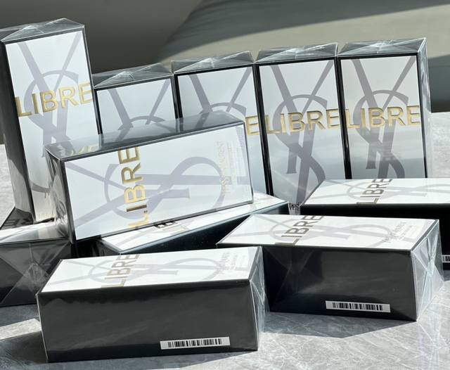 女王香自由至上，真女王不讲情爱 Ysl Libre 自由之水～香味足够悠长，源源不断地渗染，越闻越觉得，薰衣草真是妙物啊，作为经典馥奇香调的核，用在男香里像风流