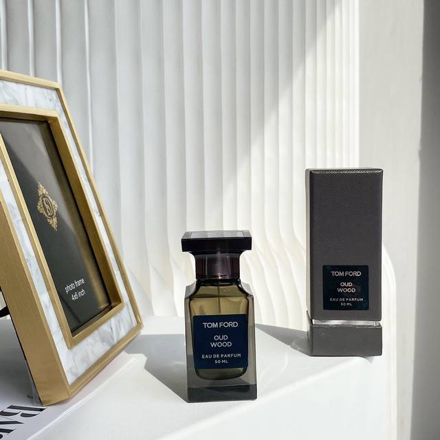 原单品质 50毫升,Tom Ford乌木沉香香水经典断货王。不张扬,中规中矩的乌木,Tom Ford在这瓶身上没有表现出张扬浮夸的一面,而是以沉稳谨慎代替,偏向 原单品质 50毫升,Tom Ford乌木沉香香水经典断货王。不张扬,中规中矩的乌木,Tom Ford在这瓶身上没有表现出张扬浮夸的一面,而是以沉稳谨慎代替,偏向