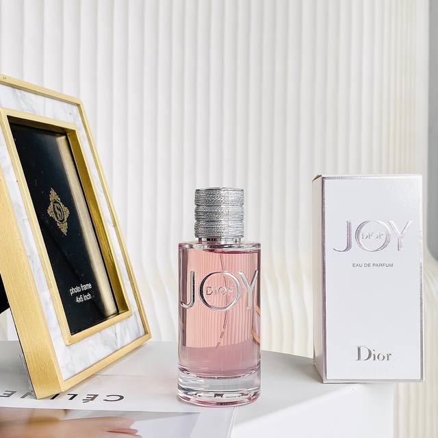 原单品质 迪奥悦之欢系列新添一名成员 Eau De parfum Intense。这是一款全新的香水,花香四溢,令人愉悦,散发出多方面的美丽。 散发耀眼光芒的多 原单品质 迪奥悦之欢系列新添一名成员 Eau De parfum Intense。这是一款全新的香水,花香四溢,令人愉悦,散发出多方面的美丽。 散发耀眼光芒的多