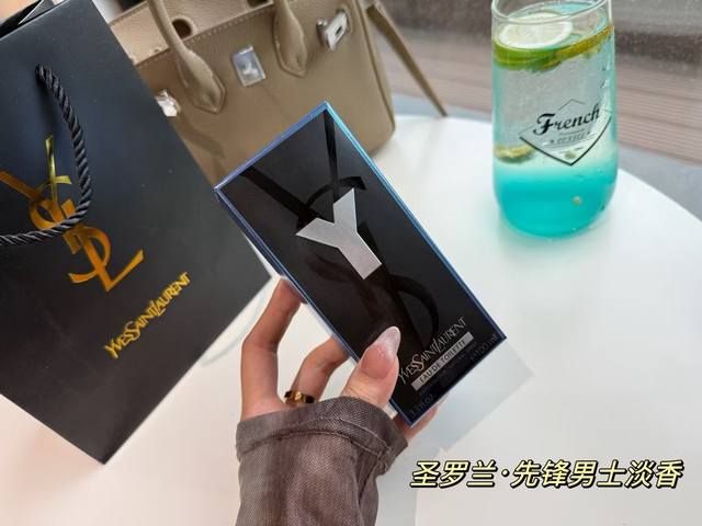 原单品质 圣罗兰先锋男士Y男士香精版 黑色 Ml 成熟而潇洒，温柔而强大。 主宰人生，不畏前行。 爆发的男性荷尔蒙 前调：香柠檬，生姜，苹果。 中调：鼠尾草，杜