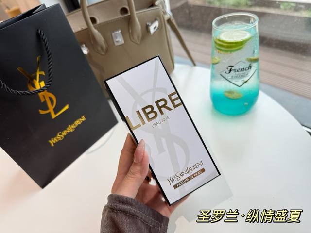 原单品质 Ysl最新推出的 纵情盛夏 的1款香水 前调:柑橘 香柠檬 给人一种很清凉的感觉，立马降暑~ 中调:橙花 柠檬柑橘的清甜酸涩与优雅的橙花碰撞让人觉得很