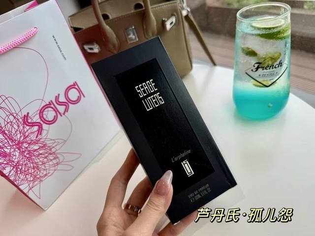 原单品质 寺庙系香水｜孤儿怨｜人间不值得 我即将破碎 但我依旧完整 我见过人生百态 生而如此不凡 . 灵感来源于灰烬。 芦丹氏总有着信手拈来的奇奇怪怪。 如同孤