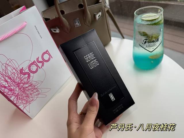 原单品质 芦丹氏｜八月夜桂花 Ml 每到秋天，桂花香甜的气息便会弥漫在空气之中。混合茉莉后的桂花，更显淡雅与柔和。缥缈的感觉似夜晚幽香袭来，是中国桂花的朦胧意境