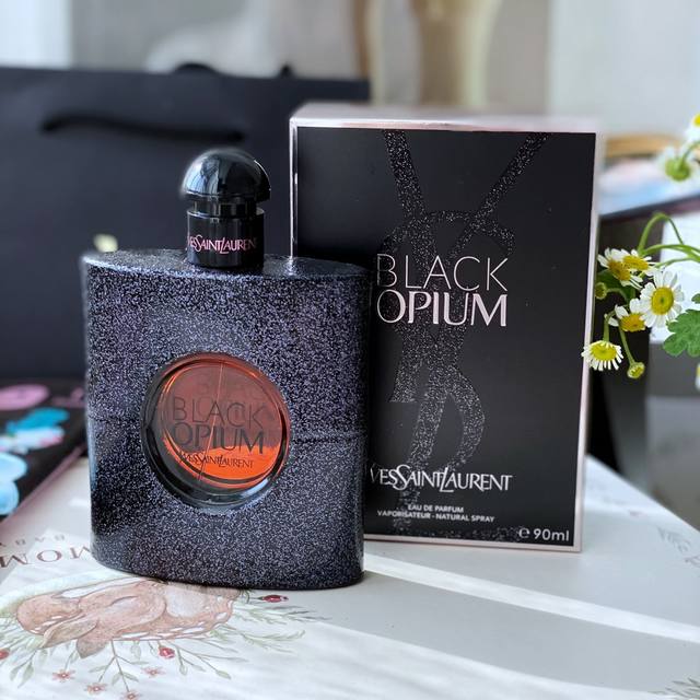 Ysl圣罗兰黑大名鼎鼎的黑鸦片特别系列，女士香水90Ml 专柜常年都是断货王，因为味道实在是太好闻！非常推荐入手，一款四季都适合用的香水 香调属于甜香型，带着一