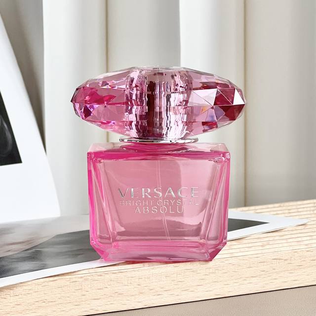 范思哲 Versace 臻挚粉钻女士香水 范思哲臻挚粉钻令人悸动的女神香，像是寒冬里带着温柔的光，升级版晶钻 从瓶身到盖子都质感满满，香气风格温柔却不失活力，是