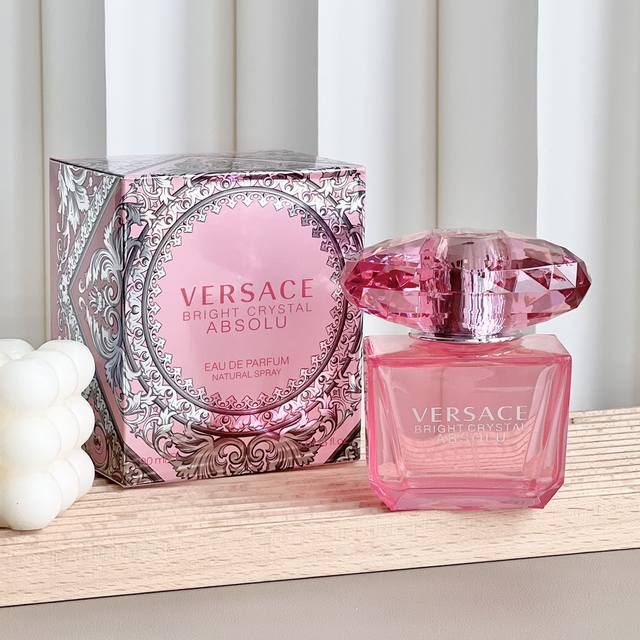 Versace 范思哲臻挚粉钻Edp 香调：甜美花果香 调前：柚子、石榴 中调：覆盆子、牡丹、木兰、荷花 后调：琥珀、桃花心木、麝香 范思哲红水晶是被它的颜值所