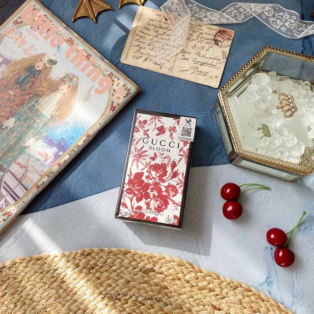 Gucci Bloom花悦女士香水 Ml 2017年推出由Alessandro Michele参与设计的第一款香水Bloom，经典的粉色陶瓷瓶身，配上白色标签，