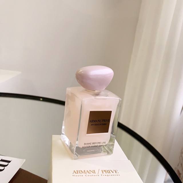 Armani prive苏州牡丹粉流沙香水： 这朵属于苏州的牡丹，诠释着江南女子的温婉宜人，饶有韵味，又不失清新，少了几分牡丹的锋芒，多了些许浆果的甜美，烟雨朦